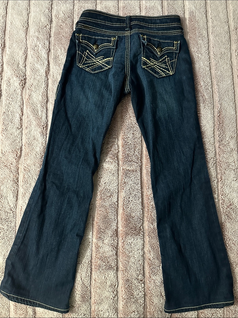 Ariat Ruby jeans size 28R
flap closure back pockets